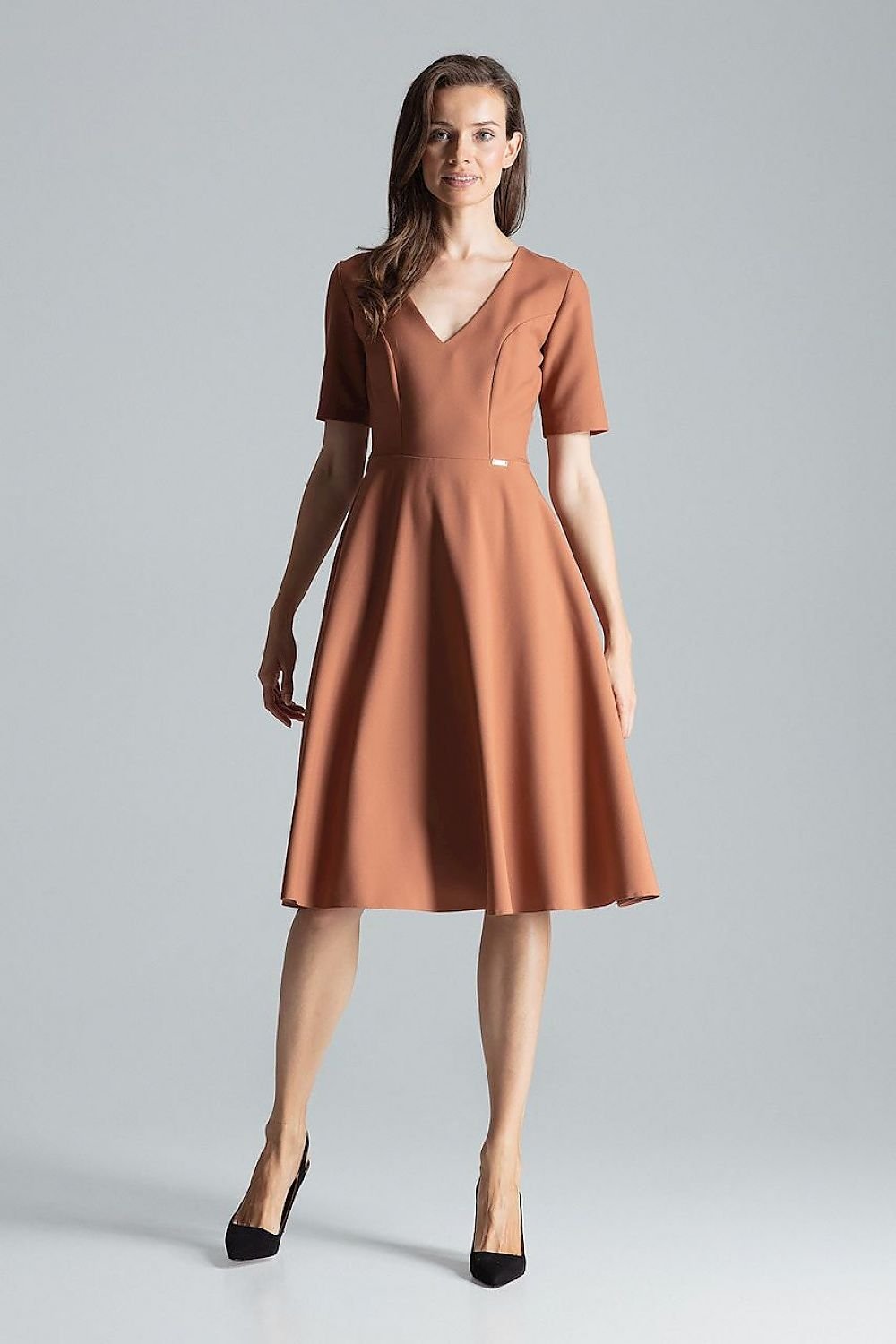 Elegant short-sleeved midi dress with a flattering sweetheart neckline. The dress is cut off at the waist and features a flared silhouette, side pockets at the seams, and a back zipper for easy wear. Ideal for both casual and semi-formal occasions.






