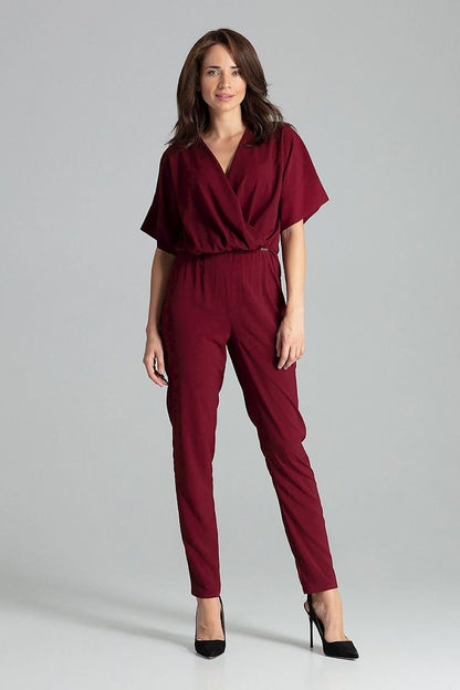 Floral-patterned jumpsuit with long straight pants, short kimono sleeves with cuffs, an envelope neckline, and an elastic waist, offering a chic and comfortable fit without pockets.






