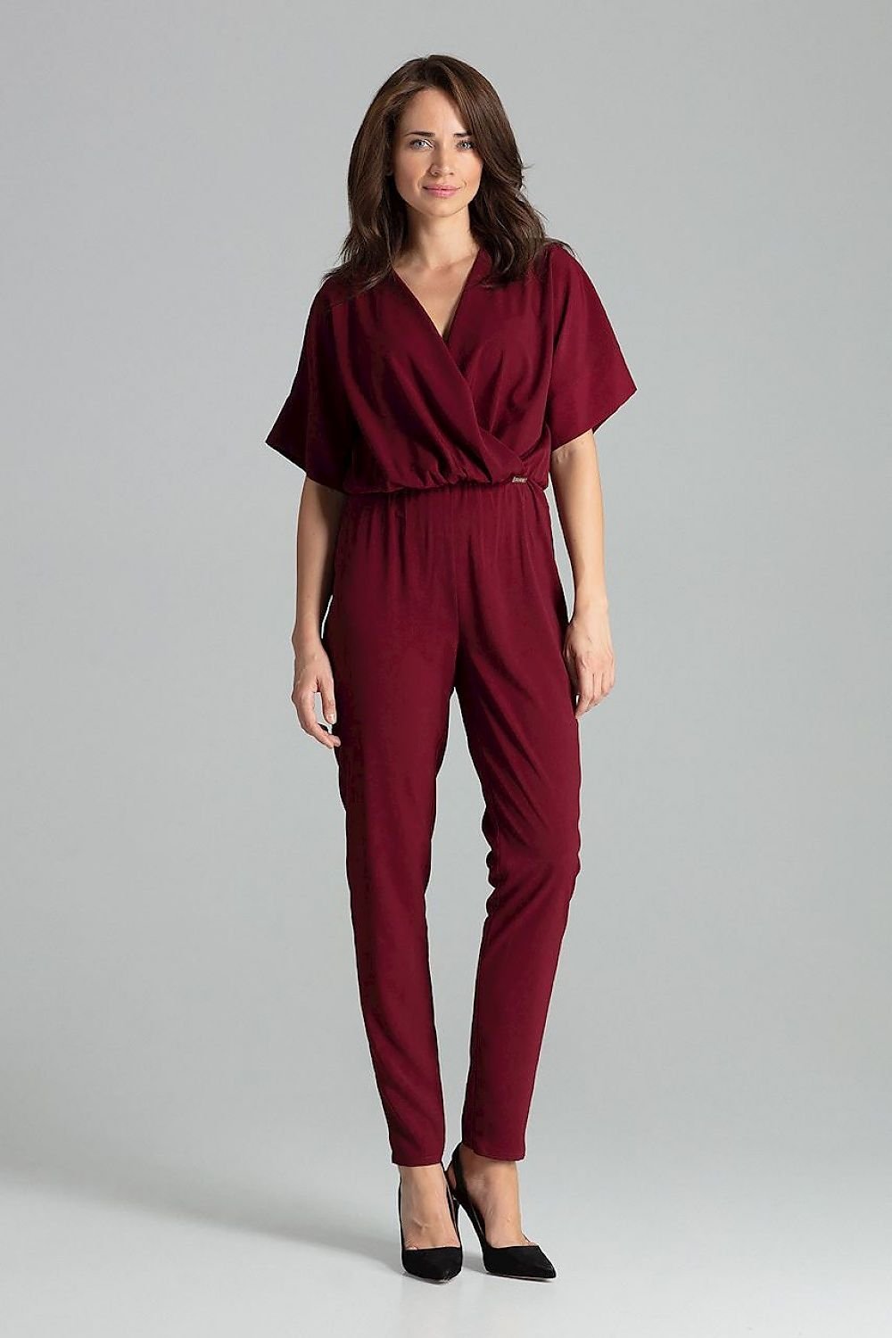 Floral-patterned jumpsuit with long straight pants, short kimono sleeves with cuffs, an envelope neckline, and an elastic waist, offering a chic and comfortable fit without pockets.






