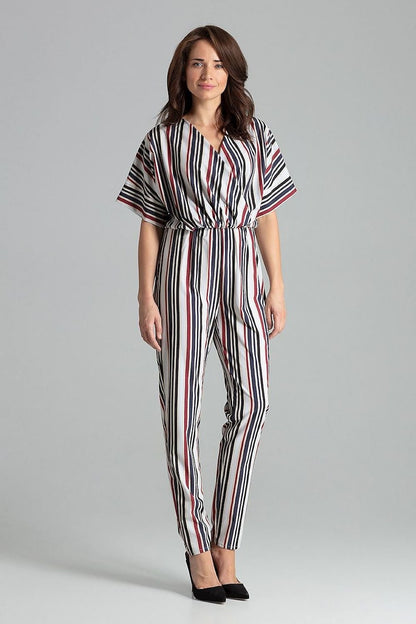 Floral-patterned jumpsuit with long straight pants, short kimono sleeves with cuffs, an envelope neckline, and an elastic waist, offering a chic and comfortable fit without pockets.






