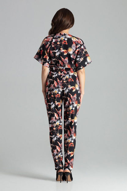 Floral-patterned jumpsuit with long straight pants, short kimono sleeves with cuffs, an envelope neckline, and an elastic waist, offering a chic and comfortable fit without pockets.






