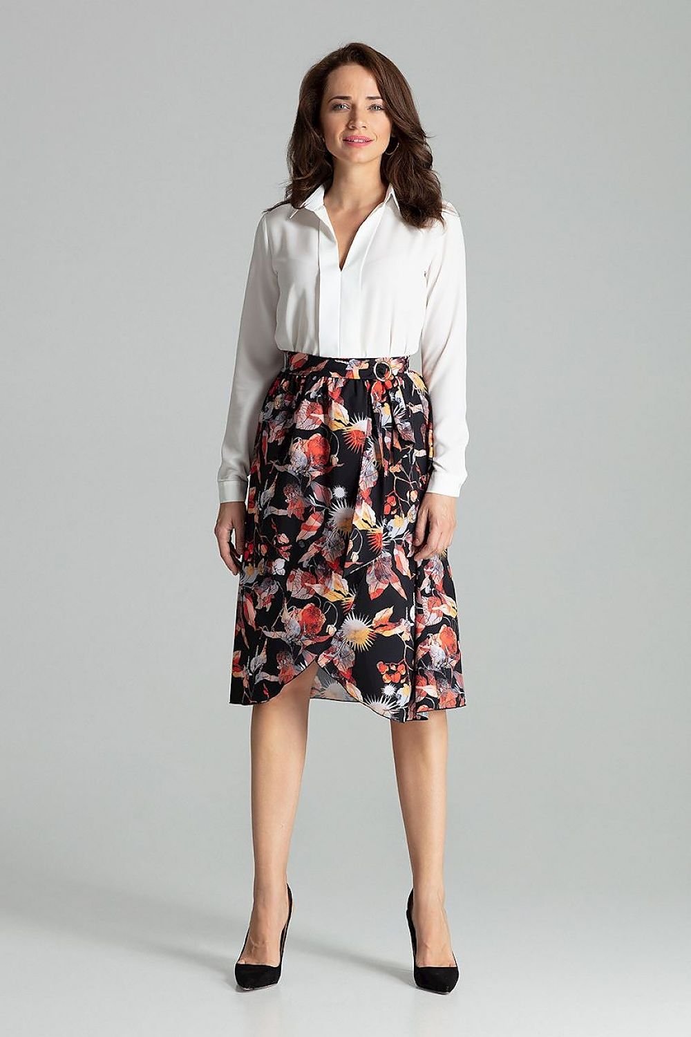 A floral midi skirt with pleats at the waist, featuring an envelope front, a side zip closure, and a decorative gold metal buckle belt, offering an elegant and stylish look for various occasions.






