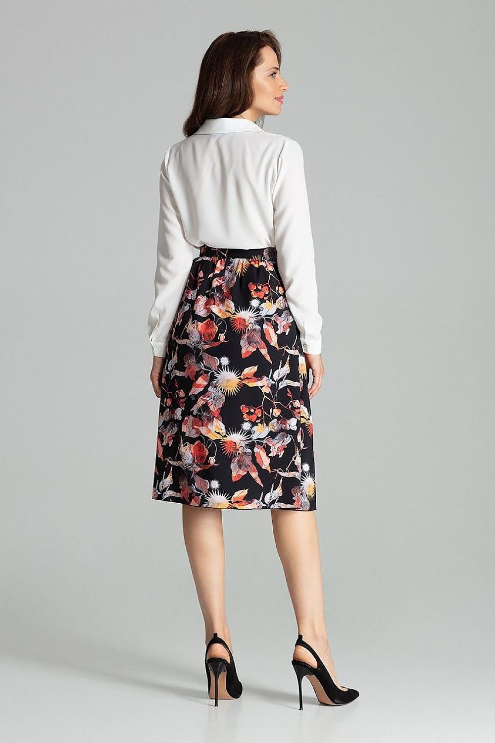 A floral midi skirt with pleats at the waist, featuring an envelope front, a side zip closure, and a decorative gold metal buckle belt, offering an elegant and stylish look for various occasions.






