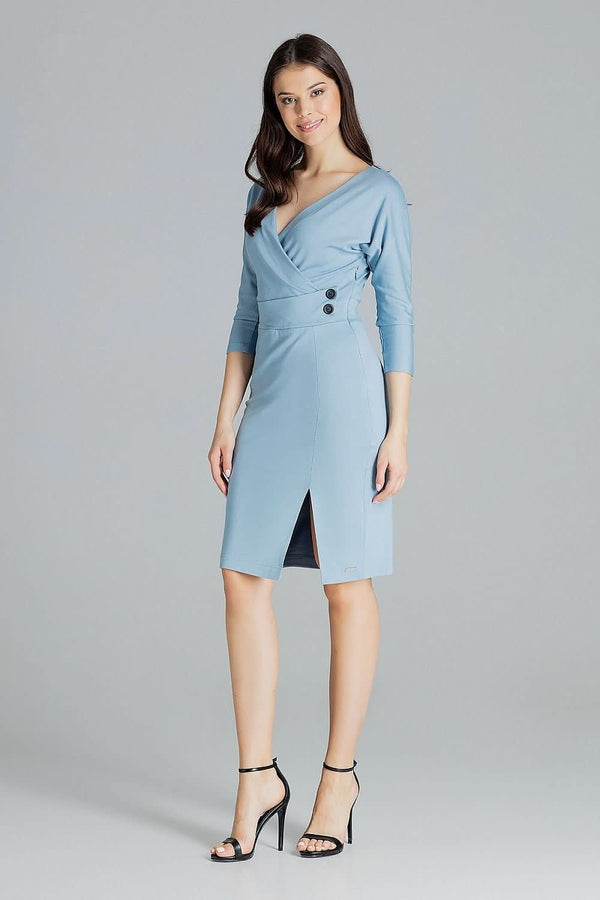 Robe mi-longue noire ajustée avec manches kimono, décolleté enveloppant et ceinture décorative à boutons