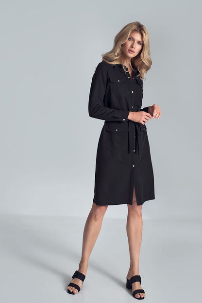 Robe chemise mi-longue noire avec ceinture nouée et poches boutonnées