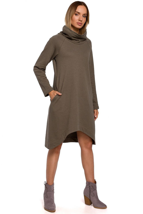 Robe trapèze en tricot avec ourlet asymétrique et col montant confortable