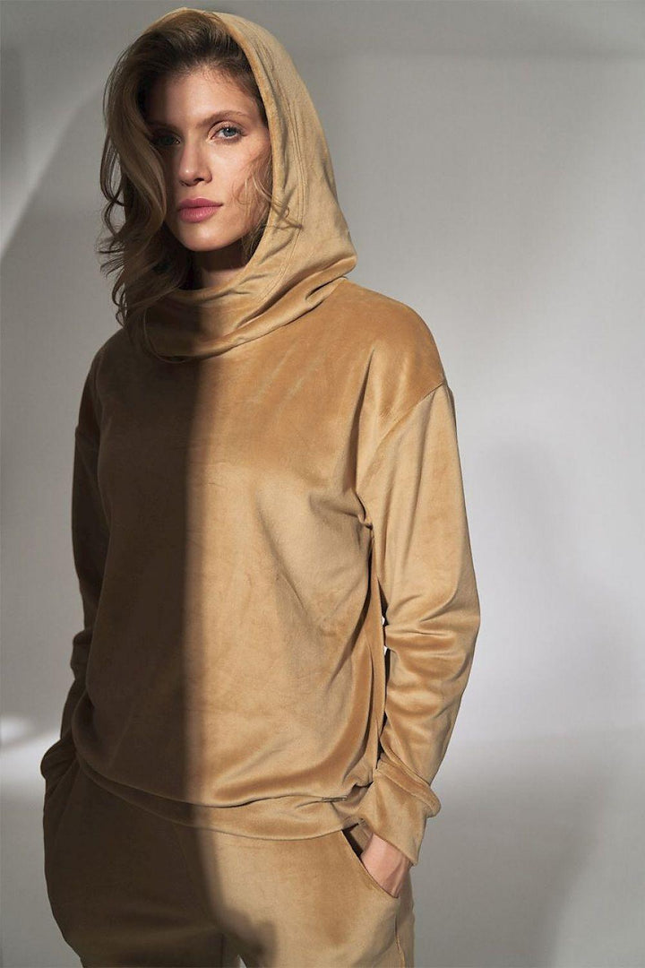 Women's velour hoodie with a loose collar, long sleeves, and ribbed hem detailing for a comfortable and stylish fit. Perfect for casual wear with a soft and luxurious feel.