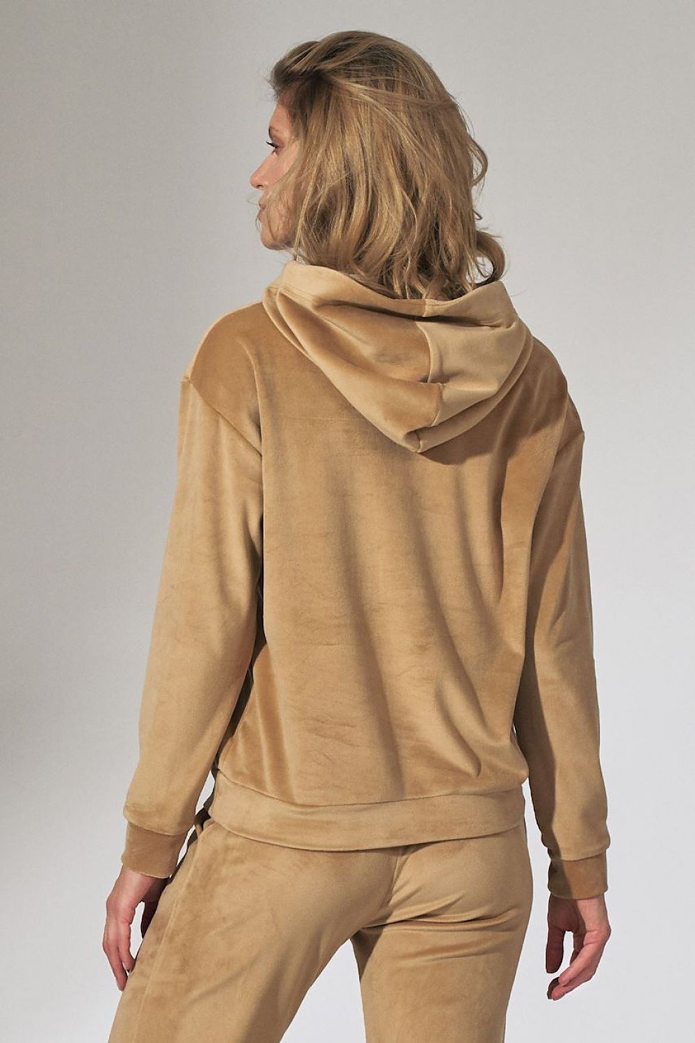  Women's velour hoodie with a loose collar, long sleeves, and ribbed hem detailing for a comfortable and stylish fit. Perfect for casual wear with a soft and luxurious feel.