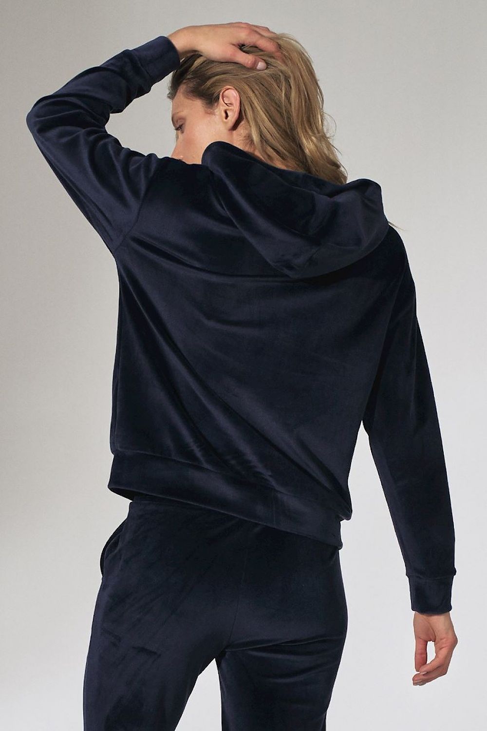  Women's velour hoodie with a loose collar, long sleeves, and ribbed hem detailing for a comfortable and stylish fit. Perfect for casual wear with a soft and luxurious feel.