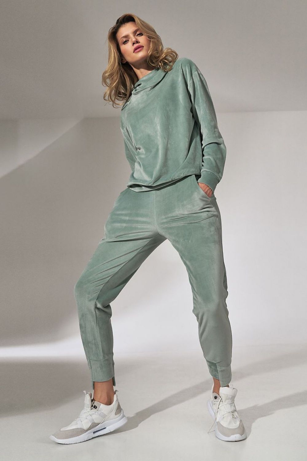  Women's velour hoodie with a loose collar, long sleeves, and ribbed hem detailing for a comfortable and stylish fit. Perfect for casual wear with a soft and luxurious feel.