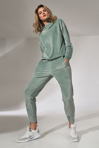  Women's velour hoodie with a loose collar, long sleeves, and ribbed hem detailing for a comfortable and stylish fit. Perfect for casual wear with a soft and luxurious feel.