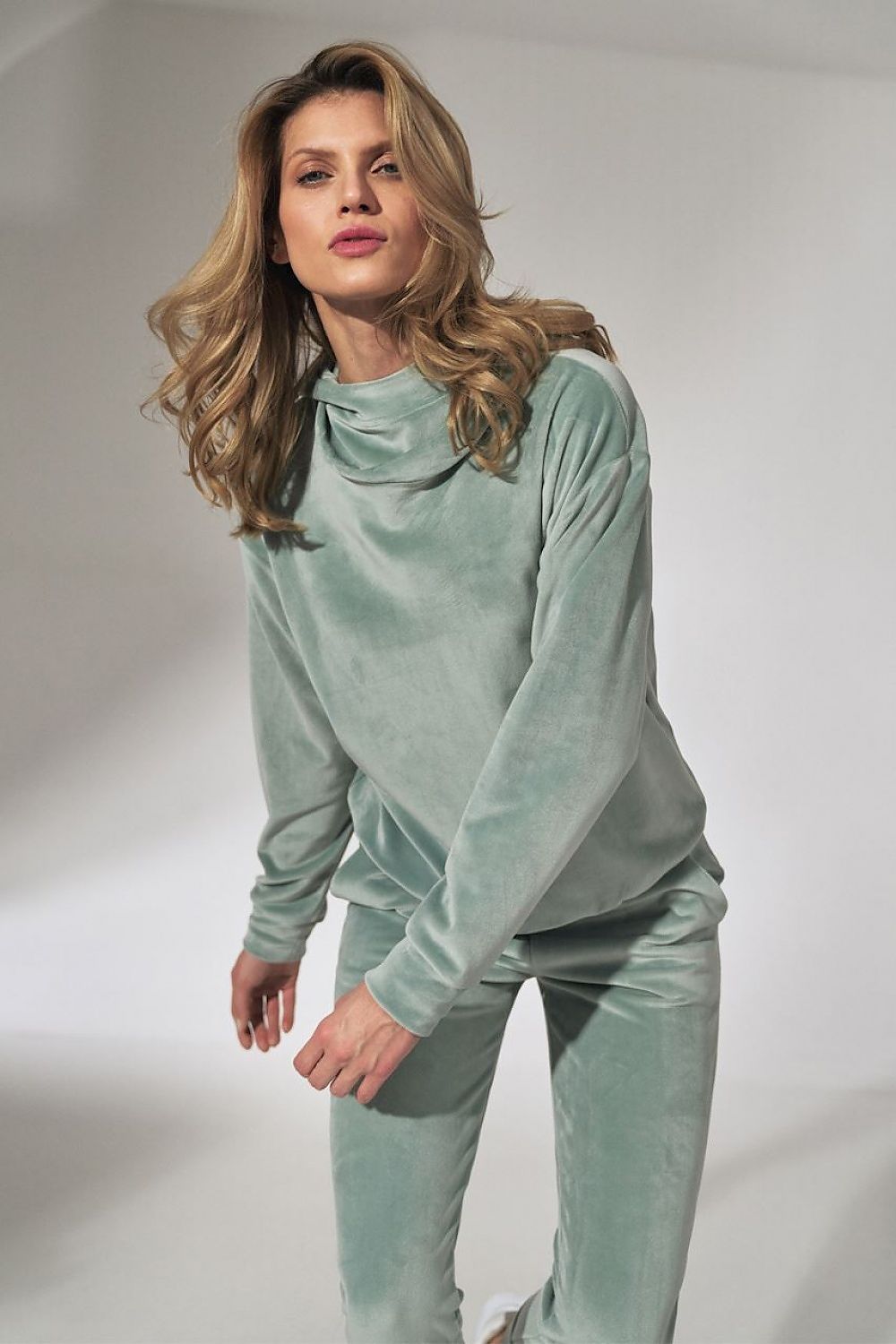  Women's velour hoodie with a loose collar, long sleeves, and ribbed hem detailing for a comfortable and stylish fit. Perfect for casual wear with a soft and luxurious feel.