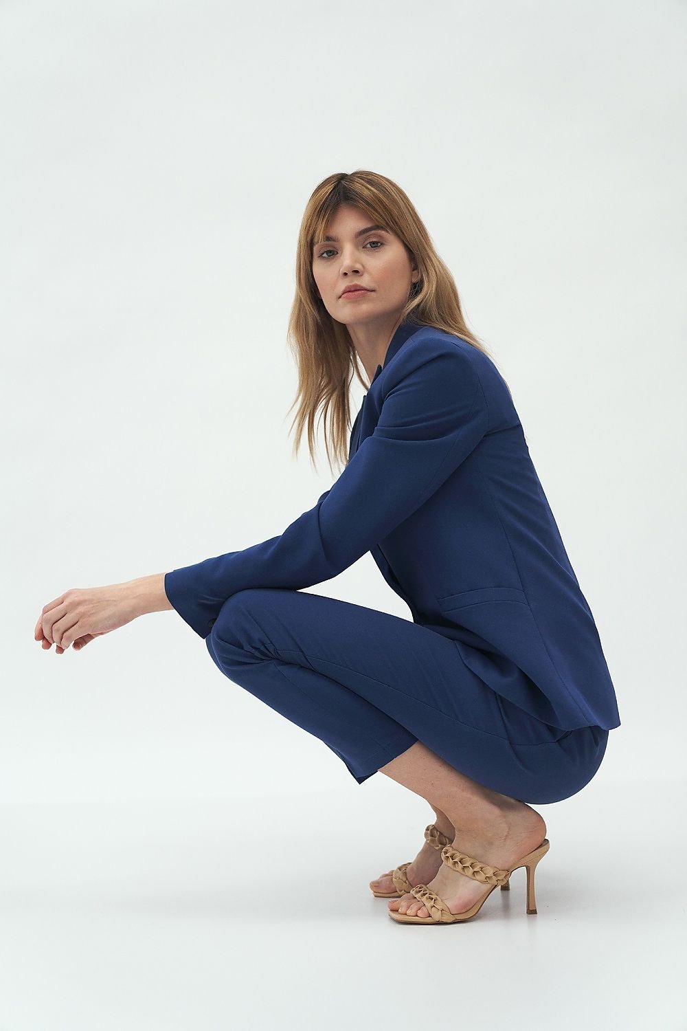 Chic high-waist trousers with side pockets and a subtle button fastening. Perfect for creating both stylish office outfits and casual looks. Versatile enough to pair with a shirt, jacket, or cotton top for different occasions.






