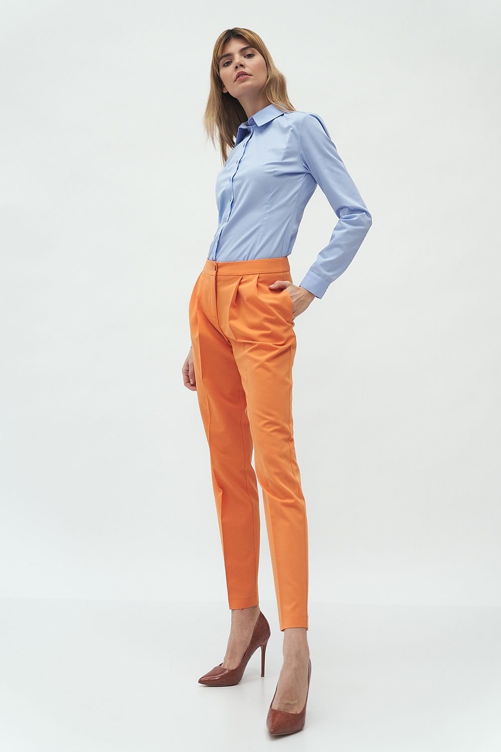 Chic high-waist trousers with side pockets and a subtle button fastening. Perfect for creating both stylish office outfits and casual looks. Versatile enough to pair with a shirt, jacket, or cotton top for different occasions.






