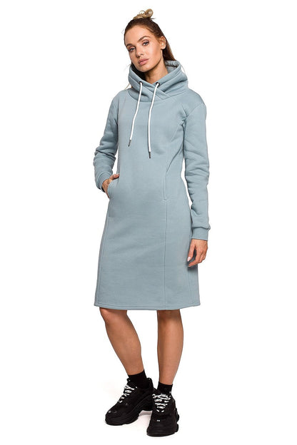 Robe en tricot longueur genou avec col montant et bas festonné