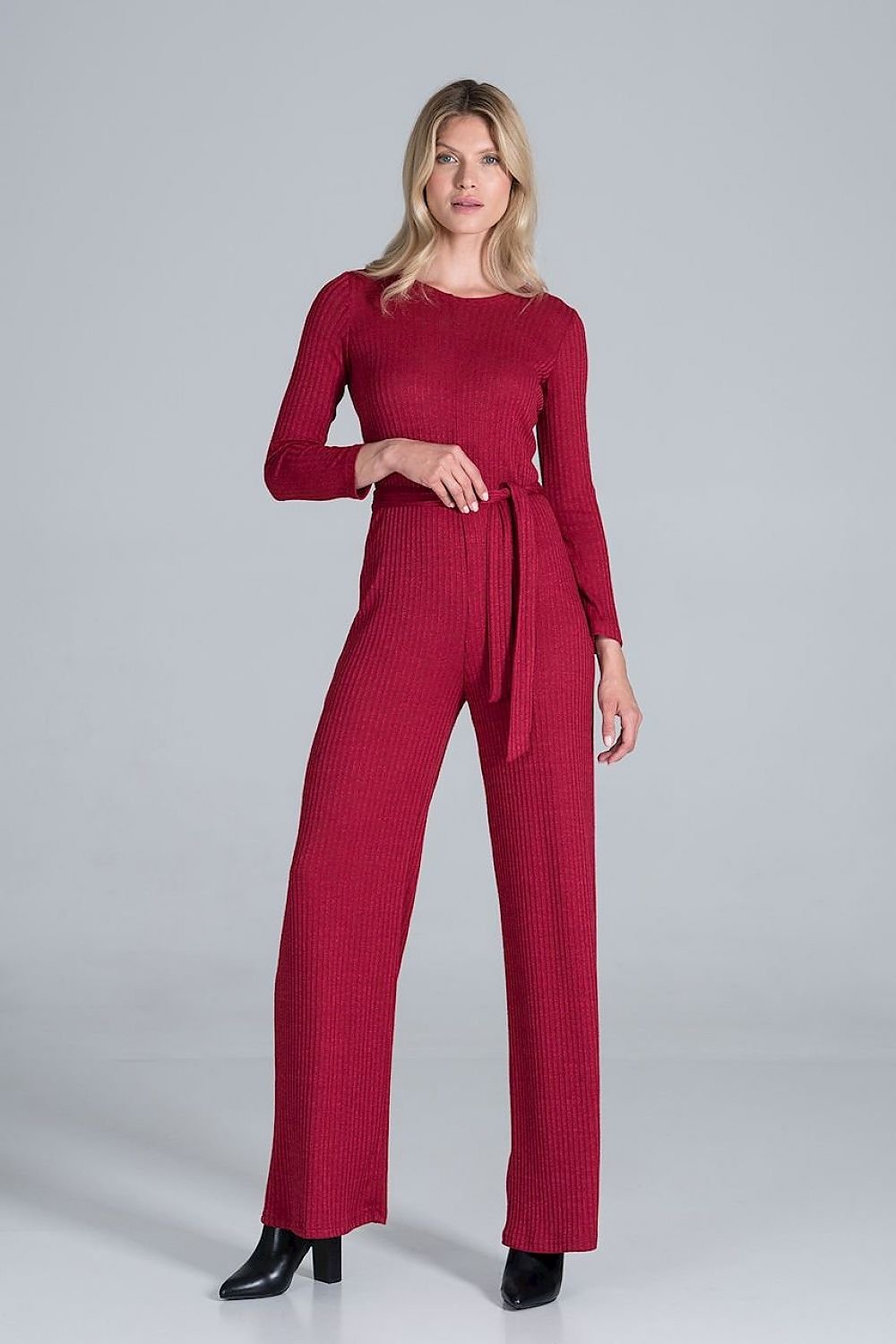 Elegant long-sleeved jumpsuit in flowing ribbed knit fabric, featuring wide legs and a back slit with snap button fastening for a sophisticated look.






