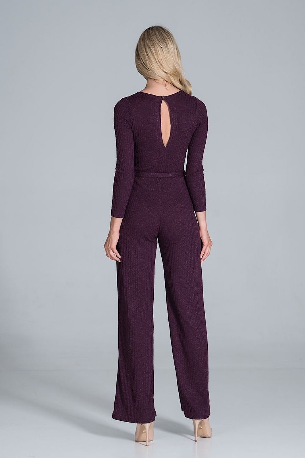 Elegant long-sleeved jumpsuit in flowing ribbed knit fabric, featuring wide legs and a back slit with snap button fastening for a sophisticated look.






