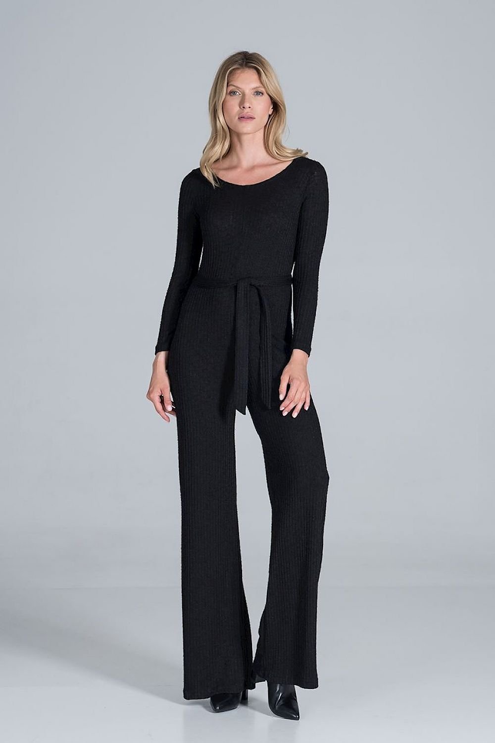 Elegant long-sleeved jumpsuit in flowing ribbed knit fabric, featuring wide legs and a back slit with snap button fastening for a sophisticated look.






