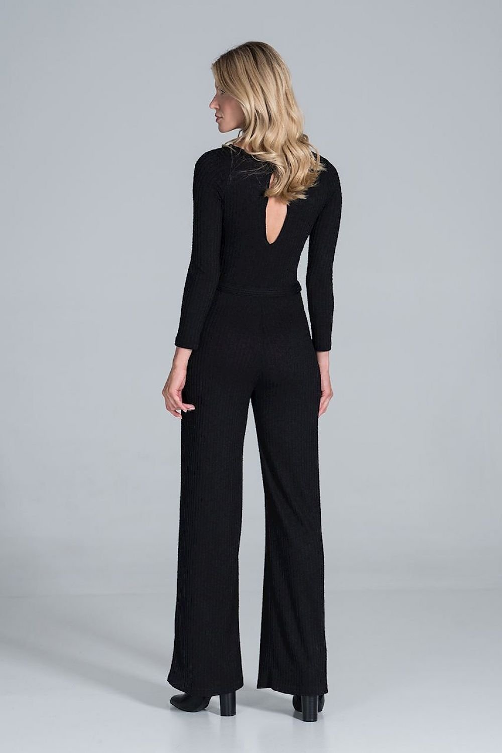 Elegant long-sleeved jumpsuit in flowing ribbed knit fabric, featuring wide legs and a back slit with snap button fastening for a sophisticated look.






