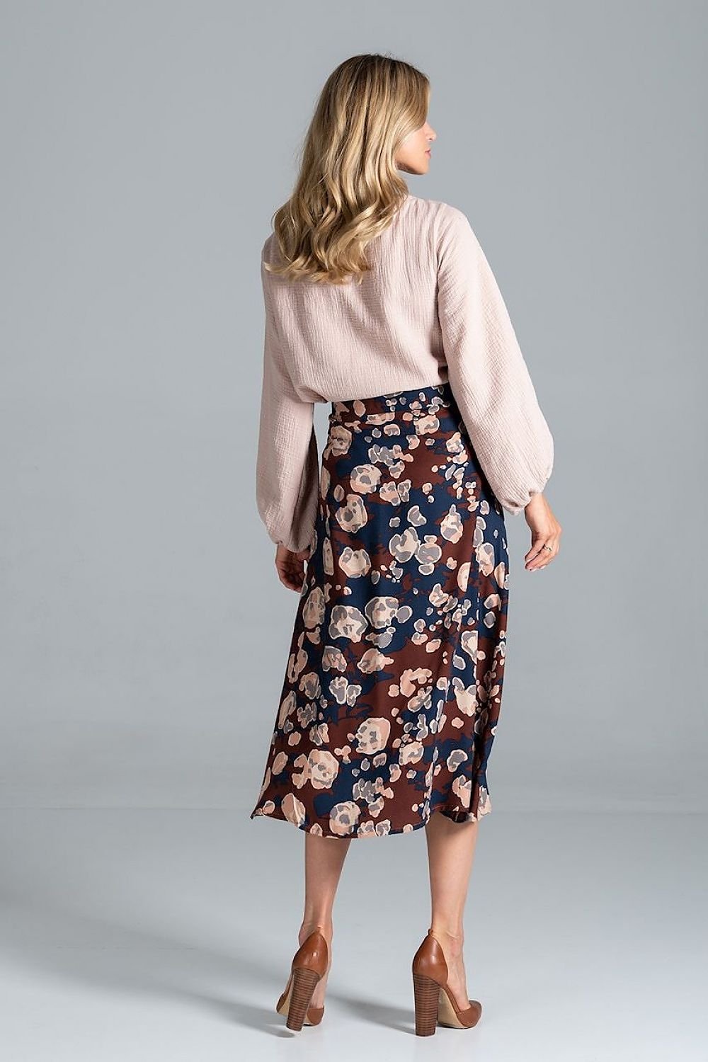 A classic trapeze midi skirt, buttoned at the front, designed without pockets and unlined, offering a sleek and elegant look.
