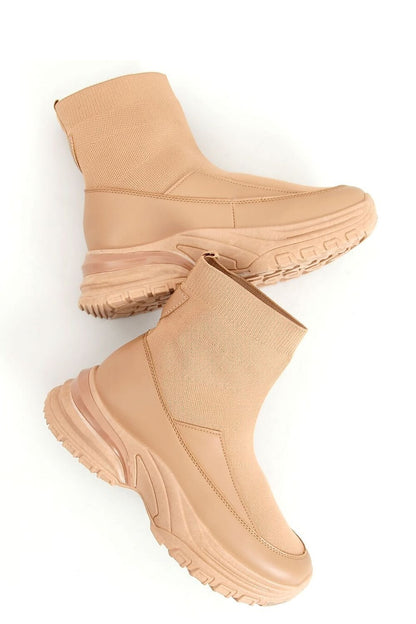 Bequeme Damen Stiefelette mit sockenähnlichem Obermaterial und hoher Sohle