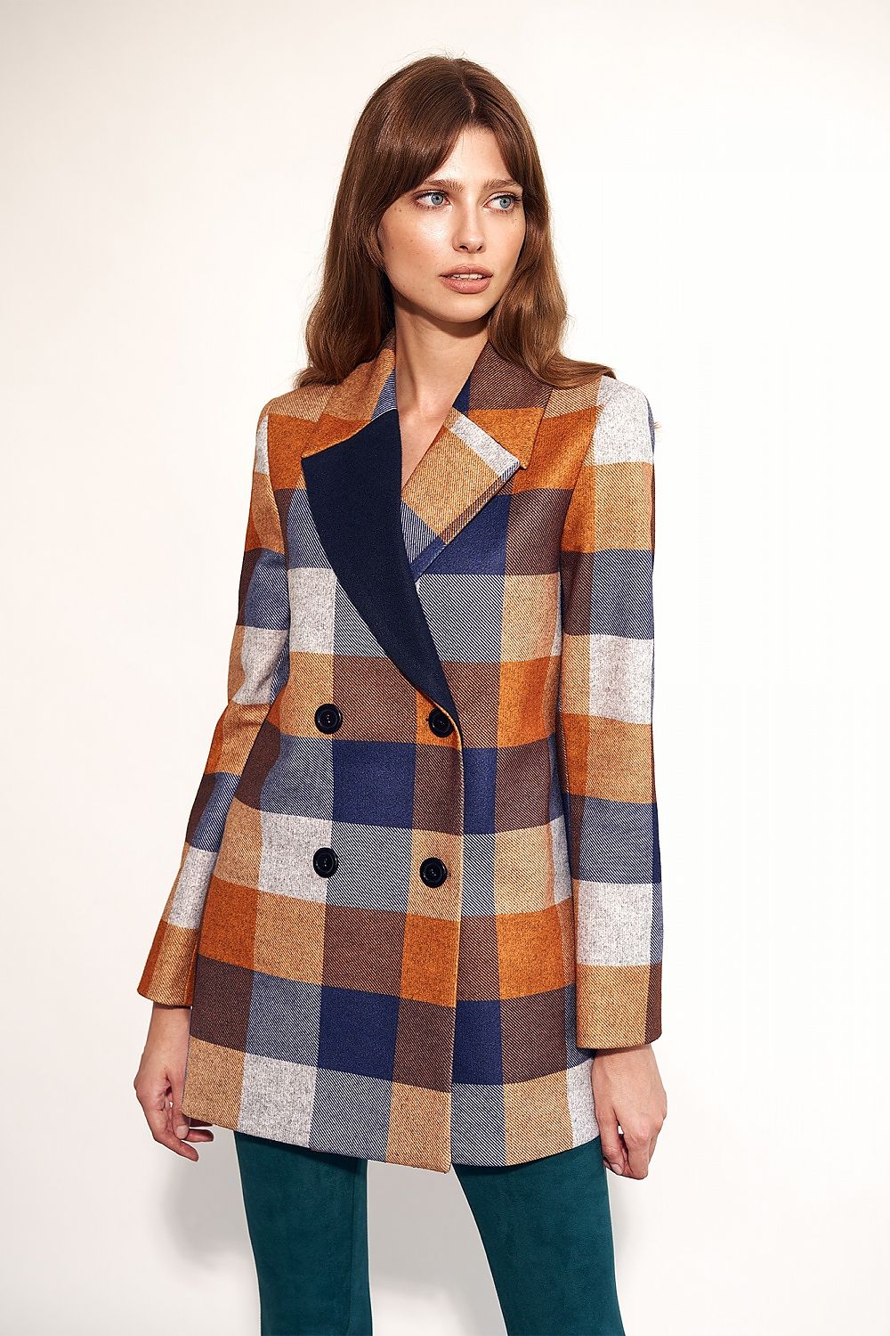 Checkered double-breasted coat with a classic collar and pockets, perfect for both elegant and casual styles.






