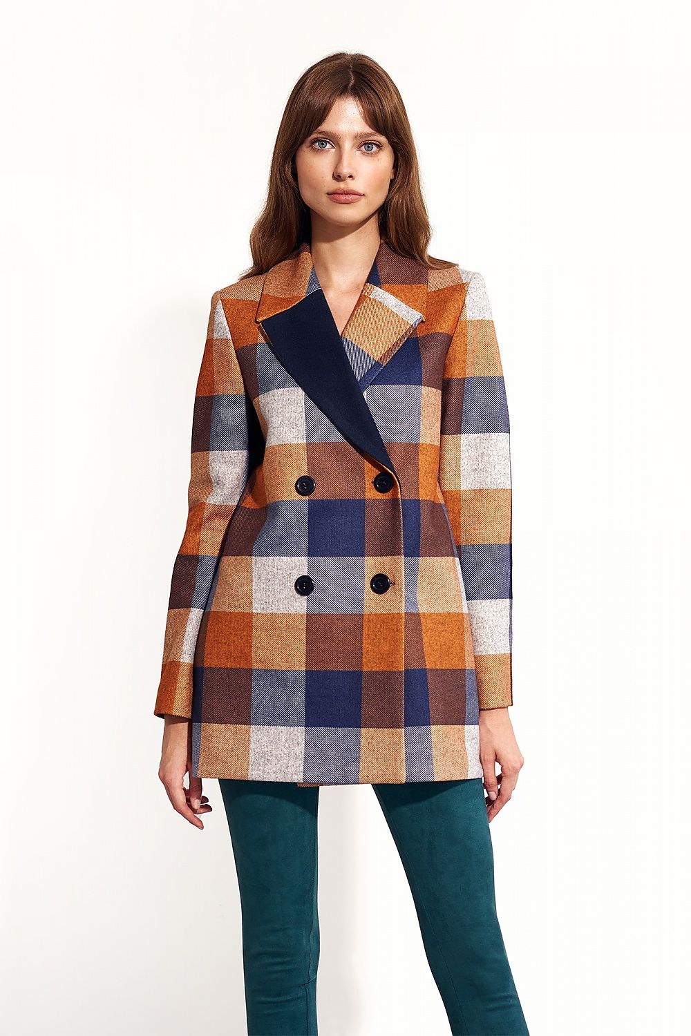 Checkered double-breasted coat with a classic collar and pockets, perfect for both elegant and casual styles.






