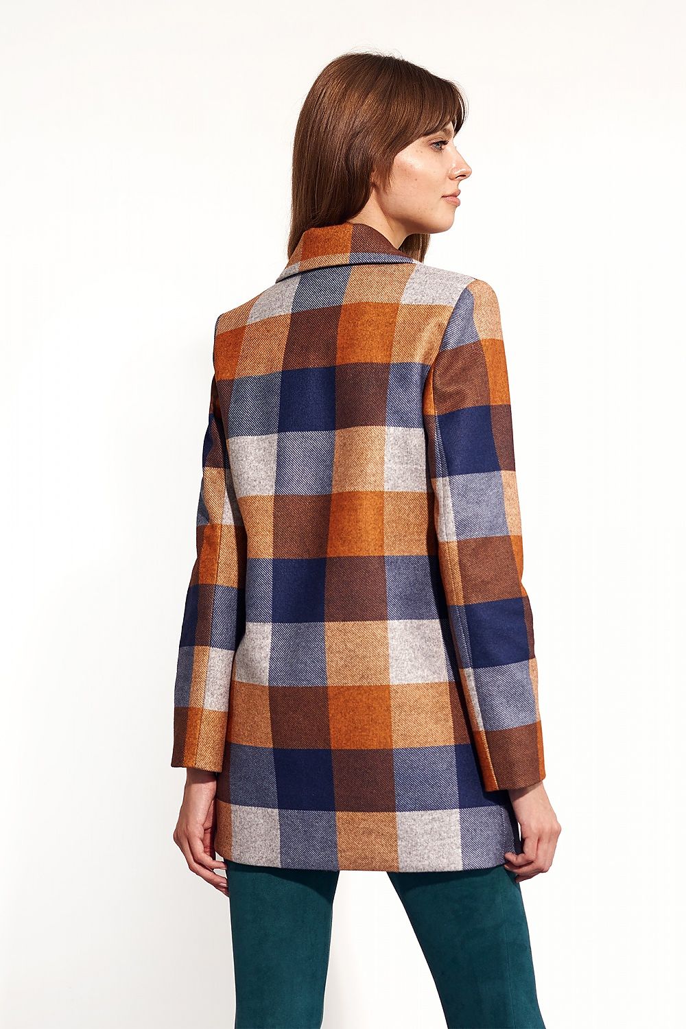 Checkered double-breasted coat with a classic collar and pockets, perfect for both elegant and casual styles.






