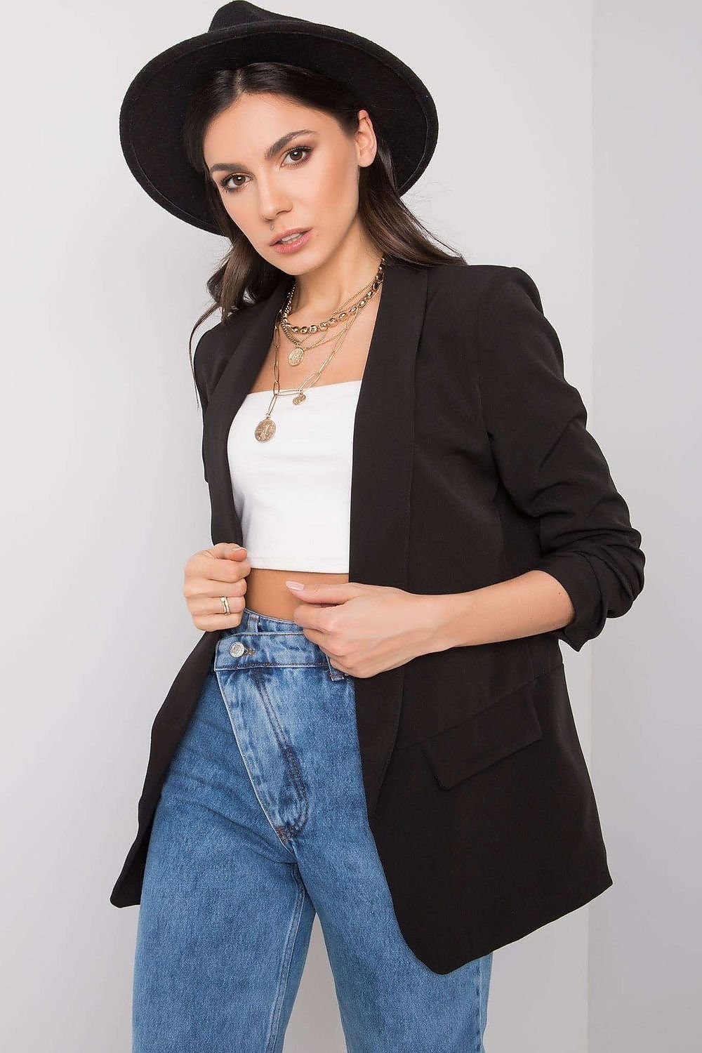 A stylish 3/4 sleeve unbuttoned jacket with a comfortable lining, perfect for casual and semi-formal events.
