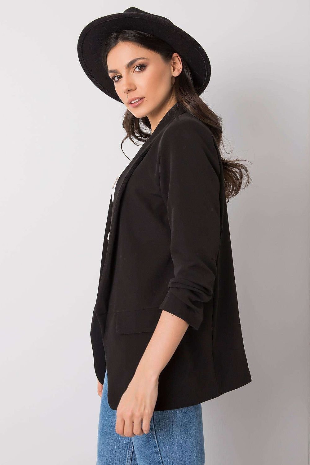 A stylish 3/4 sleeve unbuttoned jacket with a comfortable lining, perfect for casual and semi-formal events.
