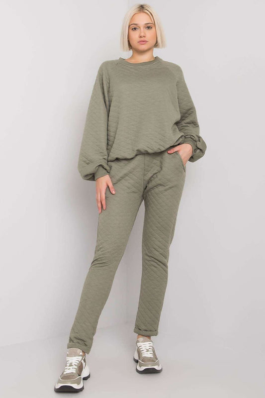 Cozy quilted tracksuit set featuring a long-sleeve sweatshirt without a hood, paired with sweatpants that have a waist tie and slip pockets. Ideal for casual outings or lounging, this set offers comfort and warmth with a stylish design.