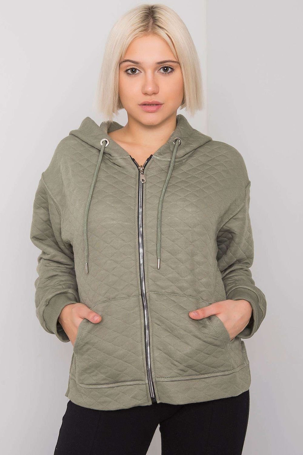 A women's sweatshirt made from quilted fabric, featuring a hood, a zip closure, and convenient slip pockets at the front for a cozy and stylish look. Ideal for casual wear.






