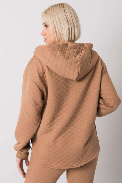 A women's sweatshirt made from quilted fabric, featuring a hood, a zip closure, and convenient slip pockets at the front for a cozy and stylish look. Ideal for casual wear.






