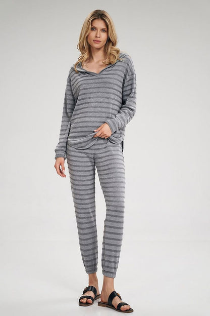 Warm sweatpants with a wide elastic waistband and ankle cuffs, designed without pockets for a minimalist style.






