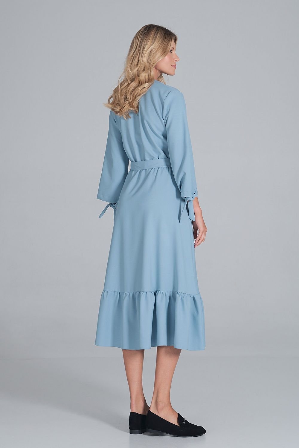 Robe longue avec col en V, ourlet à volants et manches nouées