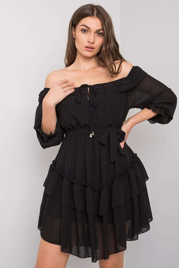 Vestido elegante de inspiración española con lazo en la cintura, volantes y mangas 3/4
