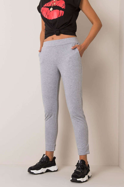 Comfortable sweatpants made of smooth fabric, featuring an elastic waistband and practical side slant pockets, ideal for everyday wear.