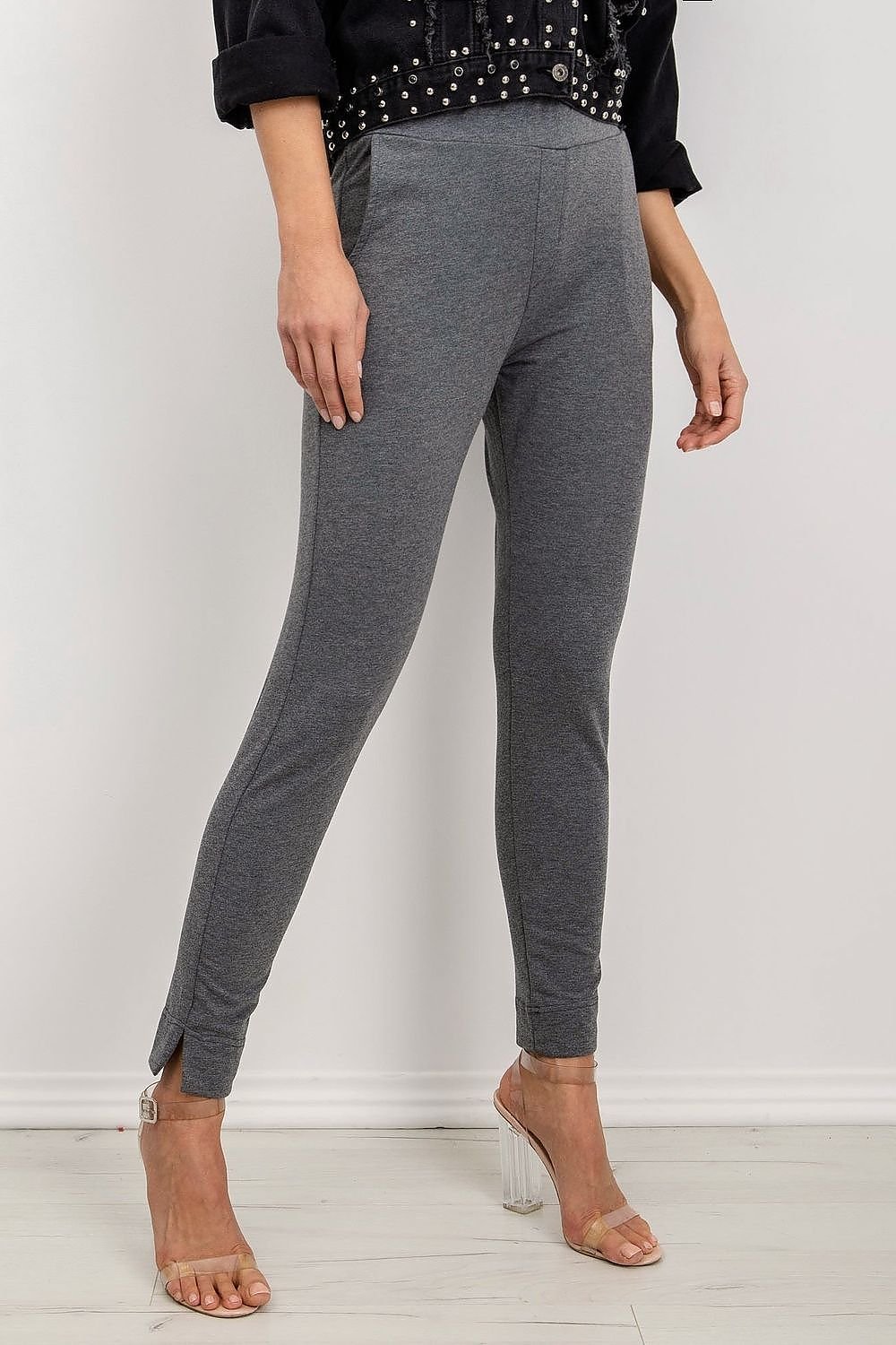 Comfortable sweatpants made of smooth fabric, featuring an elastic waistband and practical side slant pockets, ideal for everyday wear.