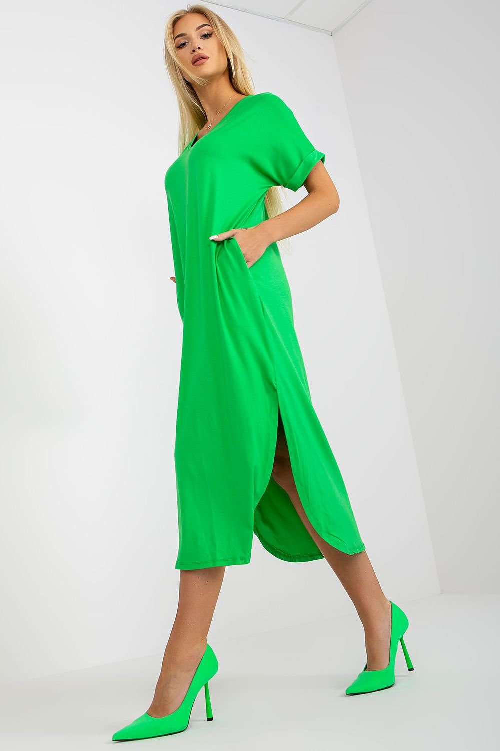 Short-Sleeved Dress with Slip Pockets and Rounded Bottom with Slits