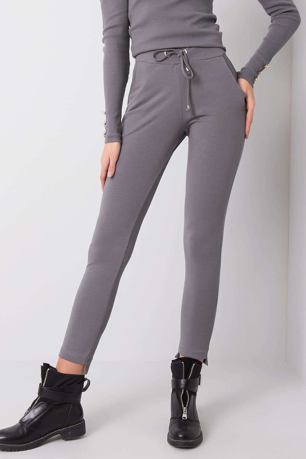 tracksuit Comfortable sweatpants featuring a tie at the waist and tapered legs. Designed with slip-on side pockets for added convenience and a relaxed fit. Perfect for casual, everyday wear.






