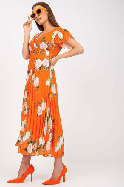 Orangefarbenes Kleid mit Rosen-Print, kurzen Rüschenärmeln, Umschlagausschnitt und ausgestelltem Saum in Falten