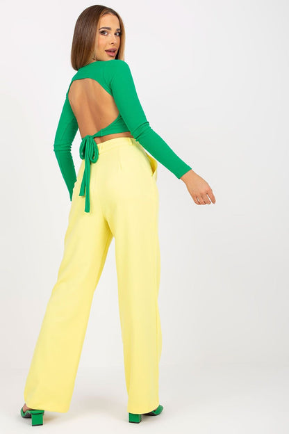 Women’s fabric pants with wide legs, featuring a zipper and hook-and-loop closure for a secure fit. The pants include slip pockets on the sides, offering a versatile style for a wide range of outfits.

