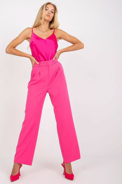 Women’s fabric pants with wide legs, featuring a zipper and hook-and-loop closure for a secure fit. The pants include slip pockets on the sides, offering a versatile style for a wide range of outfits.

