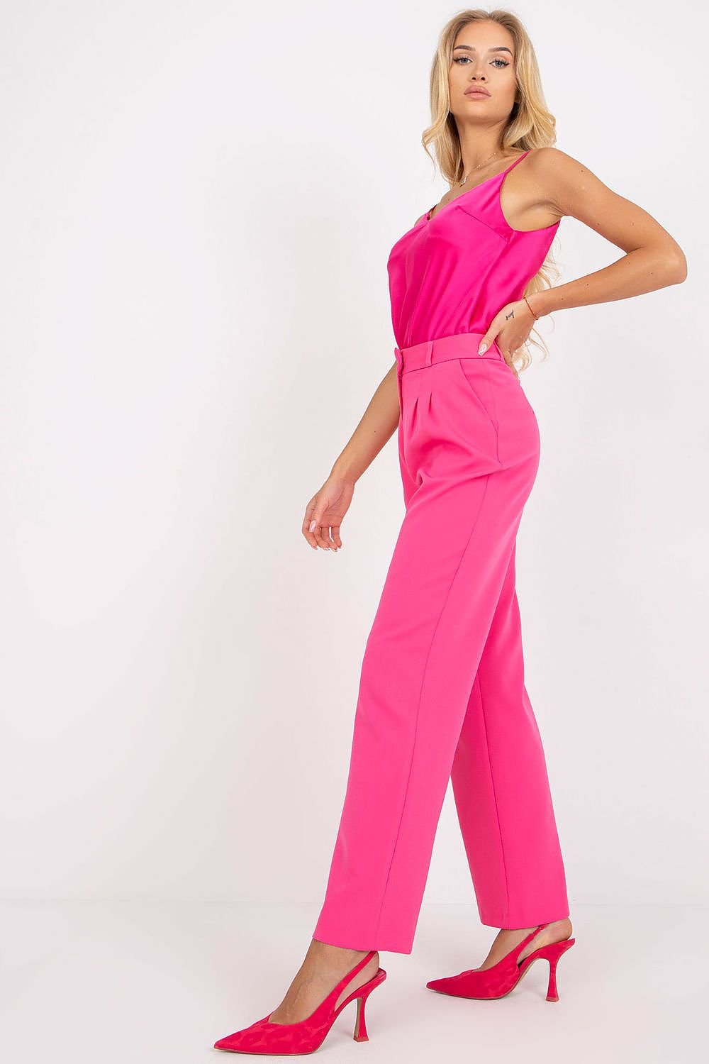 Women’s fabric pants with wide legs, featuring a zipper and hook-and-loop closure for a secure fit. The pants include slip pockets on the sides, offering a versatile style for a wide range of outfits.

