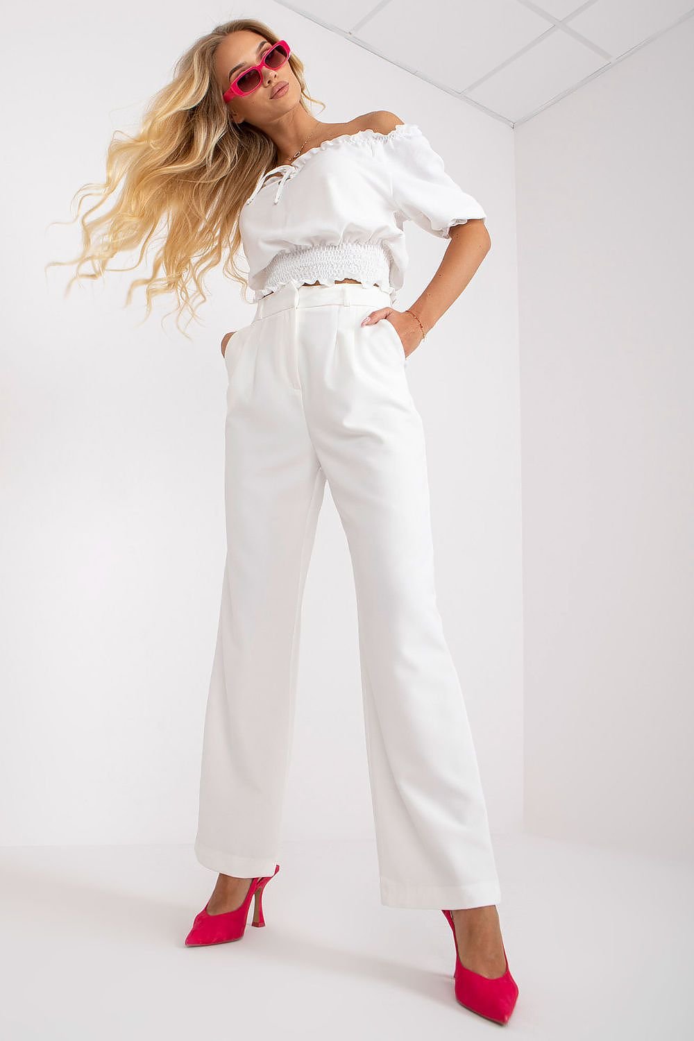 Women’s fabric pants with wide legs, featuring a zipper and hook-and-loop closure for a secure fit. The pants include slip pockets on the sides, offering a versatile style for a wide range of outfits.

