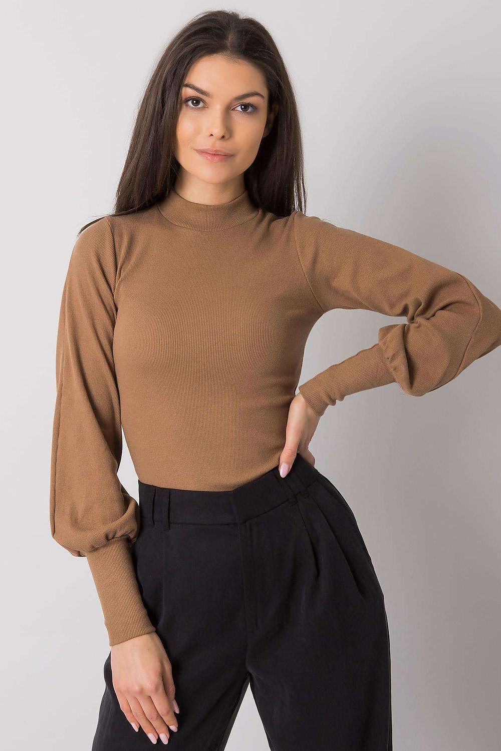  A blouse made of ribbed fabric with long sleeves, finished with wide ribbed cuffs for a stylish and comfortable fit.