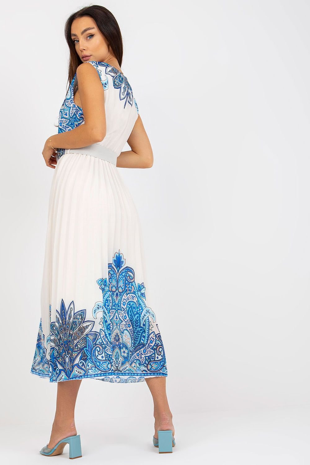 A breezy summer dress with a flared design and sleeveless cut, featuring an envelope neckline, pleated bottom, and a belt to accentuate the waist. Lined for added comfort, this dress combines style and elegance for warm days.






