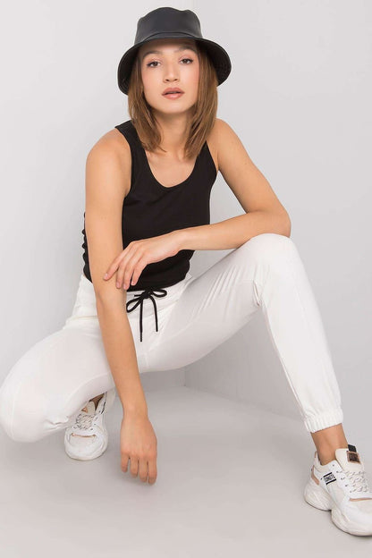 Casual three-piece set including a short-sleeved blouse with a round neckline, a sleeveless T-shirt, and long pants with a waist tie and side slip pockets. Made from a soft cotton blend for comfort and style. Ideal for a relaxed look.






