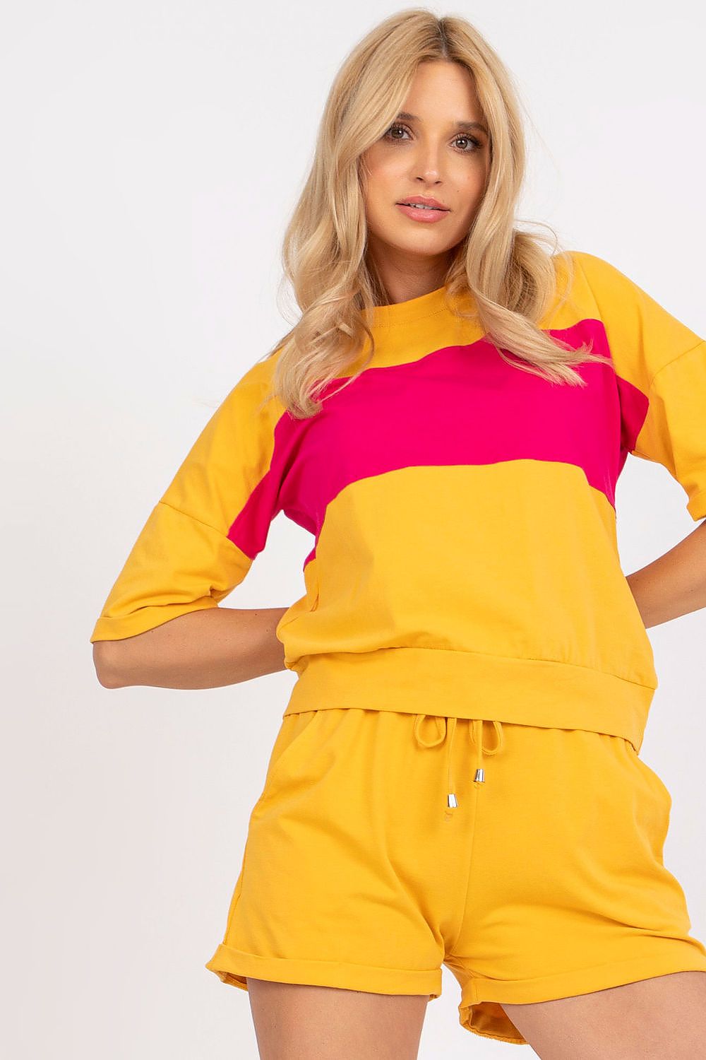 A comfortable set featuring a short-sleeve blouse with a round neckline and high-waisted shorts. The shorts have a tie at the waist and side slip pockets, combining practicality with effortless style. Ideal for casual, everyday wear.






