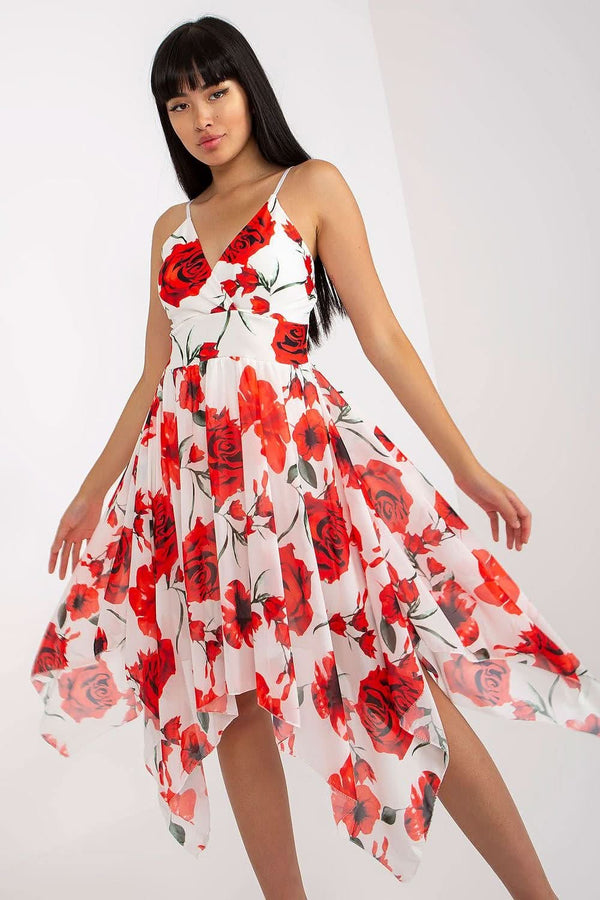 A breezy summer dress with adjustable straps, featuring an envelope neckline with sewn-in padded cups. The asymmetrical blown-out bottom adds a unique touch, while the lining ensures comfort and quality. Ideal for warm days and casual occasions.






